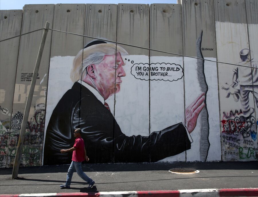 Граффити британского художника Бэнкси на Израильском разделительном барьере