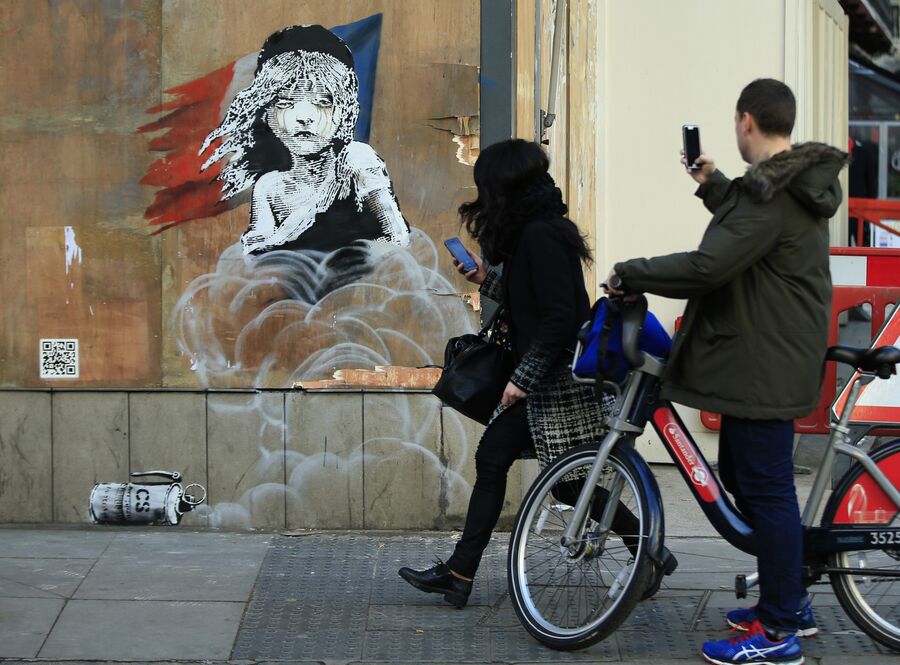 Граффити британского художника Бэнкси напротив посольства Франции в Лондоне