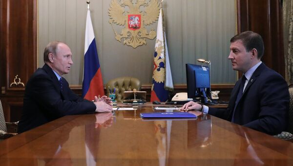 Президент РФ Владимир Путин и секретарь генерального совета партии Единая Россия Андрей Турчак во время встречи. 23 мая 2018