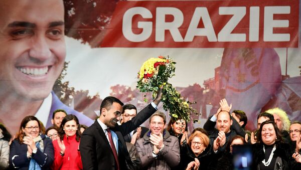Руководитель партии Движение 5 звезд (Д5З) Луиджи Ди Майо празднует победу в парламентских выборах в Италии. 6 марта 2018