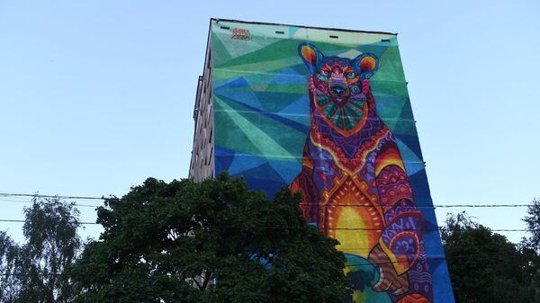 Граффити с медведем на стене девятиэтажного дома