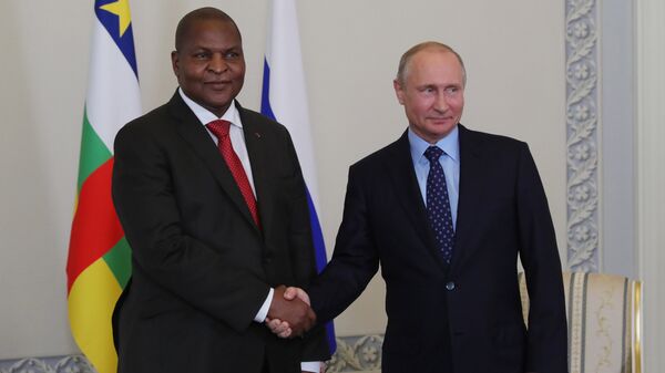 Президент Центральноафриканской Республики Фостен Арканж Туадера и президент РФ Владимир Путин во время встречи