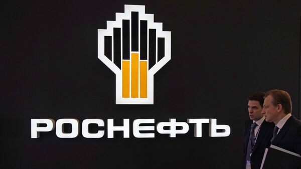 Логотип компании Роснефть Петербургском международном экономическом форуме 2018