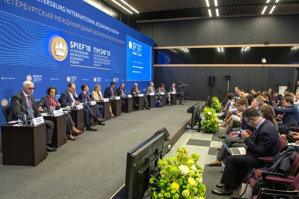 Участники дискуссии Будущее рынков труда в конференц-зале Петербургского международного экономического форума. 24 мая 2018