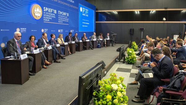 Участники дискуссии Будущее рынков труда в конференц-зале Петербургского международного экономического форума. 24 мая 2018