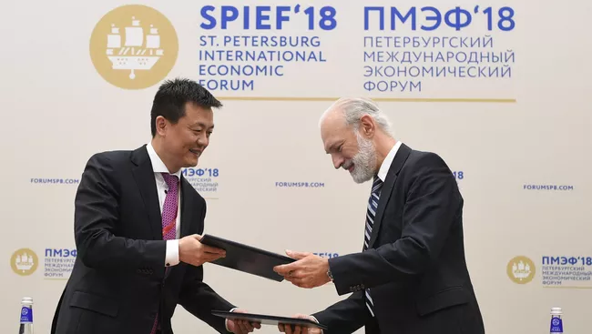 Генеральный директор Huawei Technologies Co., Ltd. Го Пин и генеральный директор ПАО ВымпелКом Василь Лацанич на Петербургском международном экономическом форуме. 24 мая 2018