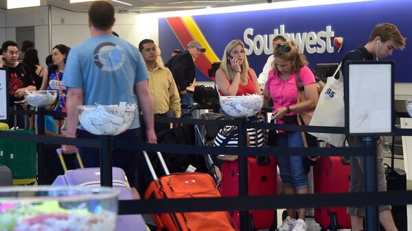 Пассажиры у регистрационной стойки авиакомпании Southwest Airlines в Международном аэропорту Лос-Анджелеса