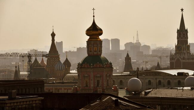 Спасская башня Московского Кремля, храм Богоявления Господня и Покровский собор