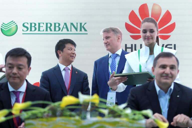 Исполнительный директор Huawei Technologies Co.,Ltd. Го Пин и президент, председатель правления ОАО Сбербанк России Герман Греф на Петербургском международном экономическом форуме. 24 мая 2018