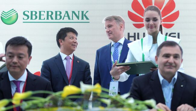 Исполнительный директор Huawei Technologies Co.,Ltd. Го Пин и президент, председатель правления ОАО Сбербанк России Герман Греф на Петербургском международном экономическом форуме. 24 мая 2018