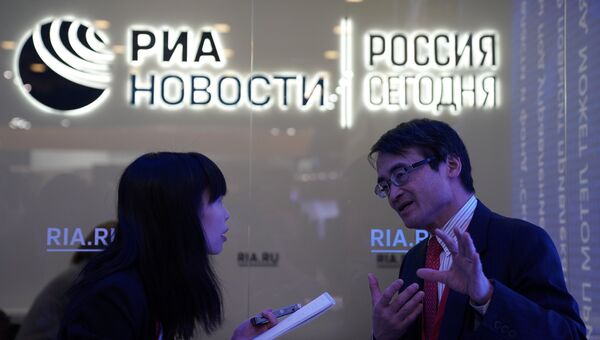 Посетители на стенде МИА Россия сегодня на Петербургском международном экономическом форуме 2018