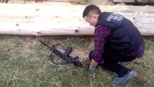 Осмотр оружия на месте убийства 5 человек в Якутии