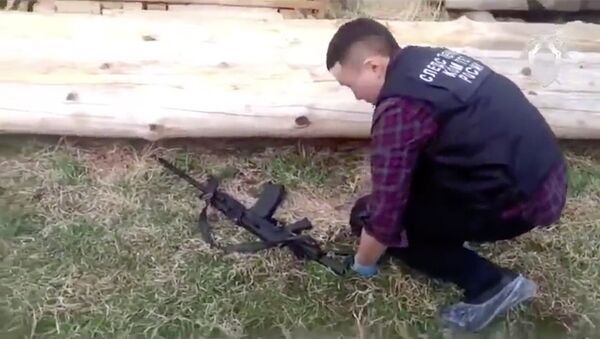 Осмотр оружия на месте убийства 5 человек в Якутии