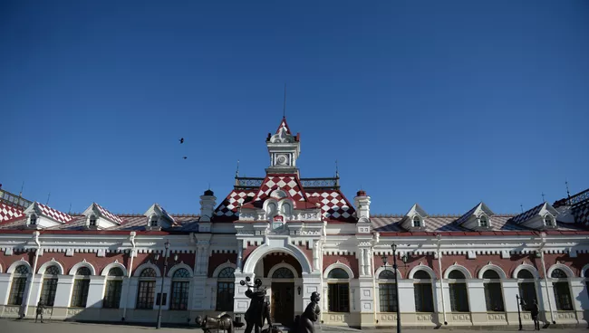 Площадь перед зданием Старого вокзала в Екатеринбурге.