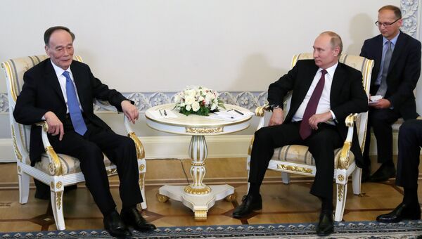 Президент РФ Владимир Путин и заместитель председателя КНР Ван Цишань во время встречи в Константиновском дворце в Стрельне. 24 мая 2018