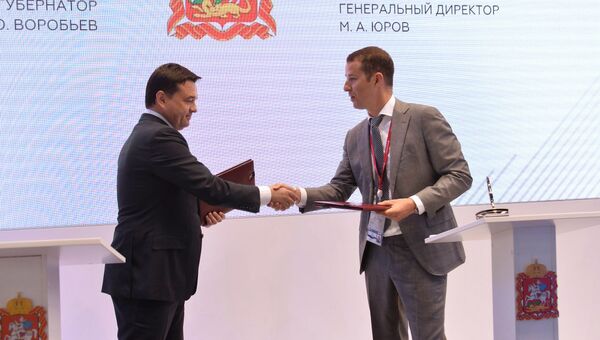 Губернатор Московской области Андрей Воробьев во время подписания соглашения с группой компаний Рота в рамках ПМЭФ