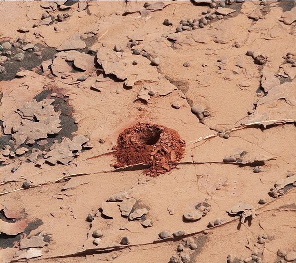 Первая лунка, вырытая починенным буром Curiosity в камне Дулут