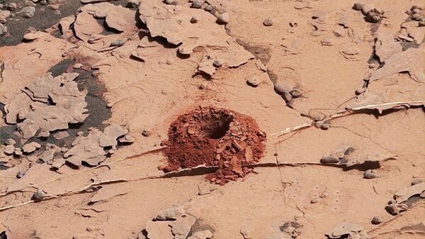 Первая лунка, вырытая починенным буром Curiosity в камне Дулут