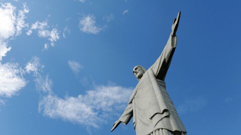 Статуя Христа-Искупителя на горе Корковаду в Рио-де-Жанейро Статуя Христа-Искупителя на горе Корковаду в Рио-де-Жанейро