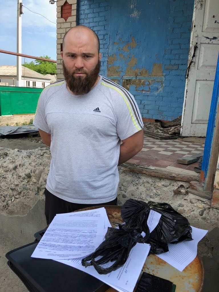 Задержанный сторонник Ат-Такфир Валь-Хиджра (запрещена в РФ) в Карачаево-Черкесии. Оперативная съемка. 24 мая 2018 Задержанный сторонник Ат-Такфир Валь-Хиджра (запрещена в РФ) в Карачаево-Черкесии. Оперативная съемка. 24 мая 2018