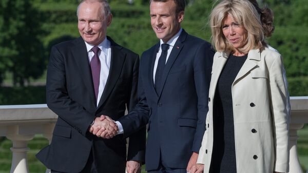 Президент РФ Владимир Путин и президент Франции Эмманюэль Макрон с супругой Бриджит во время встречи. 24 мая 2018