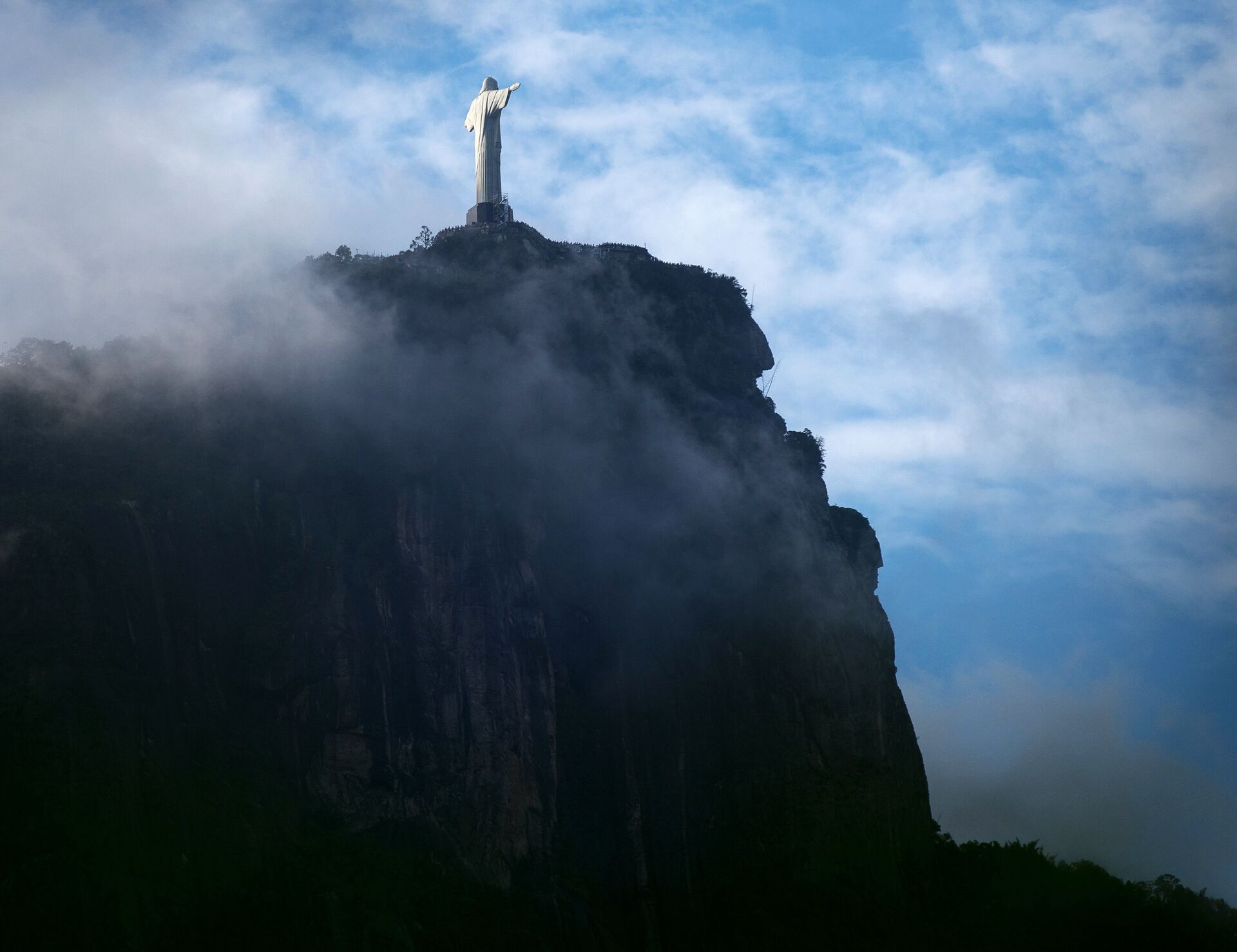 Вид на гору Корковаду и статую Христа-Искупителя в Рио-де-Жанейро - РИА Новости, 1920, 03.06.2022