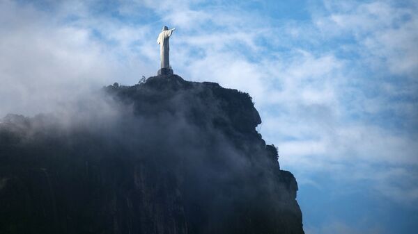 Вид на гору Корковаду и статую Христа-Искупителя в Рио-де-Жанейро
