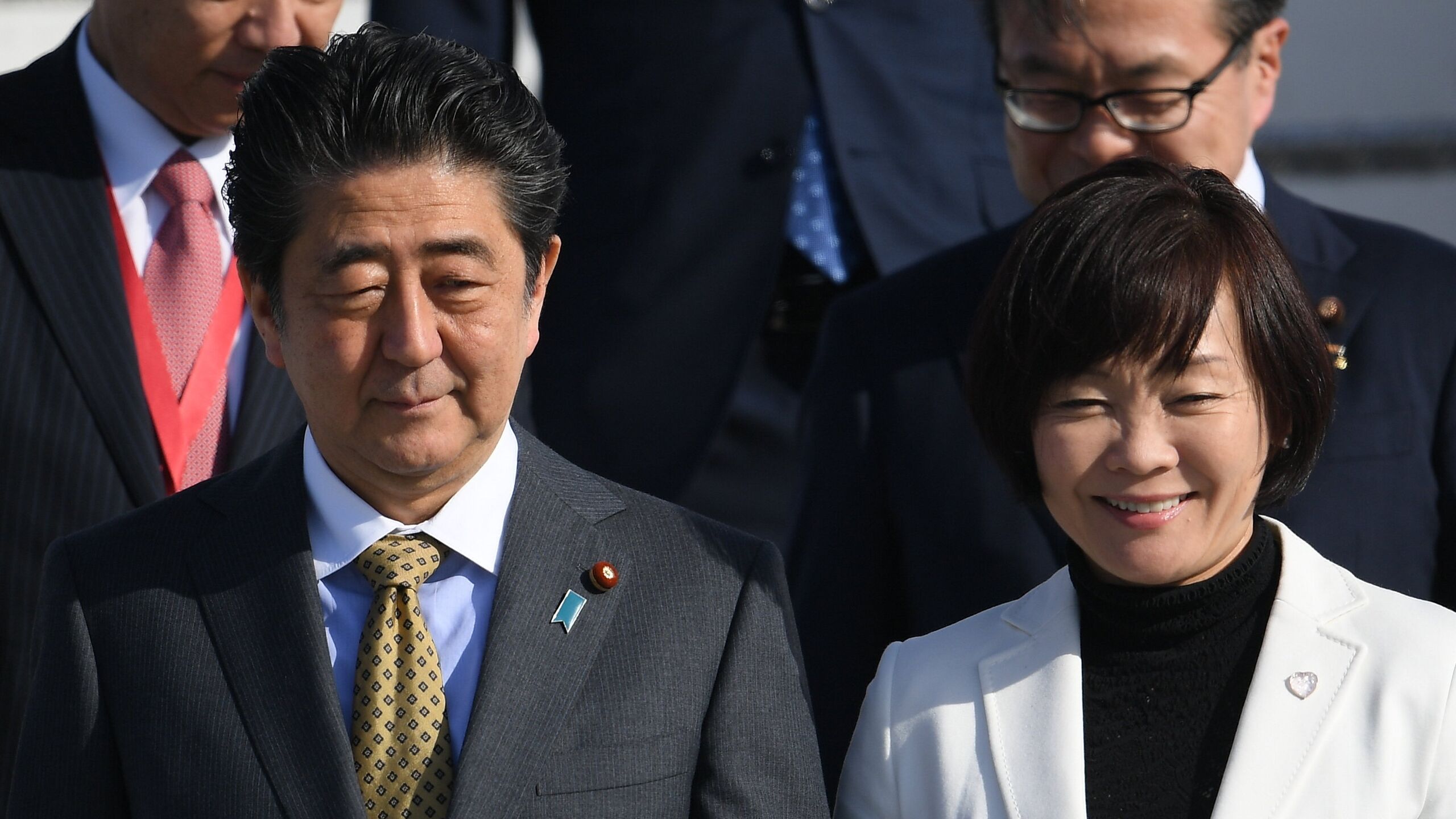 Японка вдова. Синдзо Абэ. Синдзо Абэ и Акиэ Абэ. Акиэ Мацузаки. Премьер Японии Абэ и его жена.