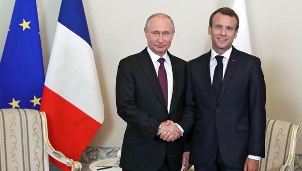 Президент РФ Владимир Путин и президент Франции Эмманюэль Макрон во время встречи в Константиновском дворце в Стрельне. 24 мая 2018