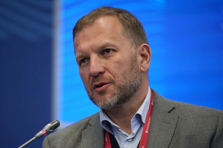 Директор по корпоративным связям Sputnik Петр Лидов на Петербургском международном экономическом форуме. 24 мая 2018 Директор по корпоративным связям Sputnik Петр Лидов на Петербургском международном экономическом форуме. 24 мая 2018