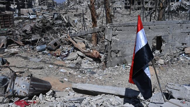 Разрушенные здания на территории бывшего лагеря палестинских беженцев Ярмук в Сирии, освобождённой от боевиков запрещенной в РФ террористической организации Исламского государства. Архивное фото