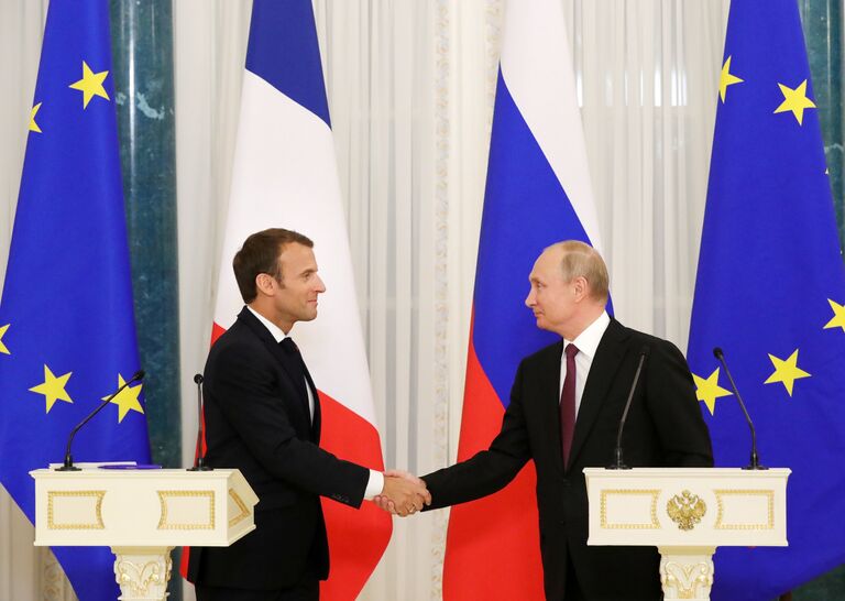 Президент РФ Владимир Путин и президент Франции Эмманюэль Макрон на пресс-конференции по итогам встречи. 24 мая 2018 Президент РФ Владимир Путин и президент Франции Эмманюэль Макрон на пресс-конференции по итогам встречи. 24 мая 2018