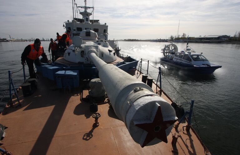 Военнослужащие на палубе пограничного сторожевого корабля Смерч во время службы в Амурской области