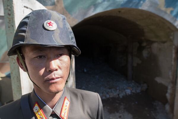 Военнослужащий у входа в шахту для ядерных испытаний №2 на ядерном полигоне Пхунгери на севере КНДР