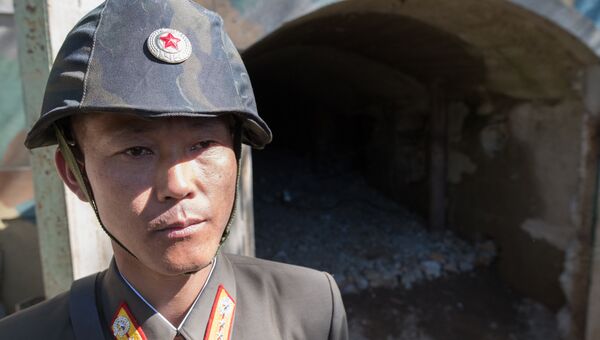Военнослужащий у входа в шахту для ядерных испытаний №2 на ядерном полигоне Пхунгери на севере КНДР. 24 мая 2018
