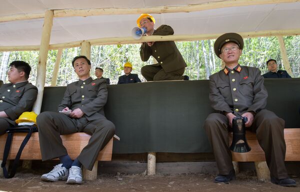 Офицеры во время подрыва шахт, использовавшихся для испытаний, на ядерном полигоне Пхунгери на севере КНДР