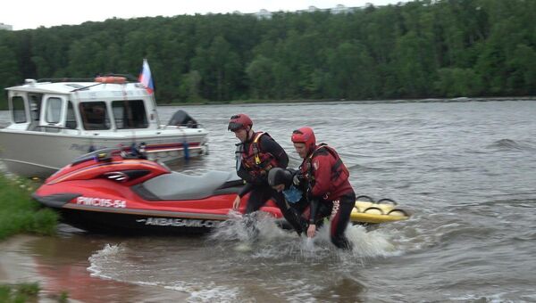 К сезону готовы: столичные спасатели провели показательные учения на воде