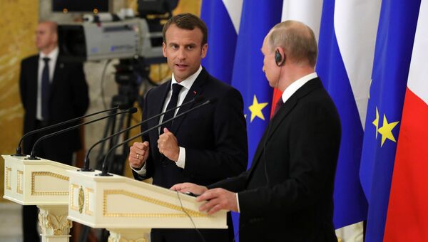 Президент Франции Эммануэль Макрон на совместной с президентом РФ Владимиром Путиным пресс-конференции по итогам встречи в Стрельне. 24 мая 2018