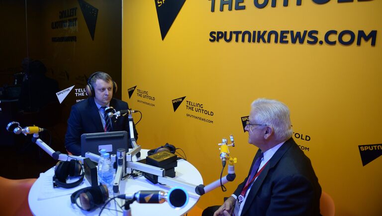Президент Американской торговой палаты в России (AmCham) Алексис Родзянко (справа) в радиорубке Sputnik на площадке VII международного форума Арктика: настоящее и будущее