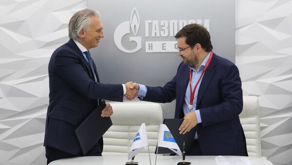 Председатель правления Газпром нефти Александр Дюков и генеральный директор Mail.Ru Group Борис Добродеев во время заключения соглашения на ПМЭФ-2018