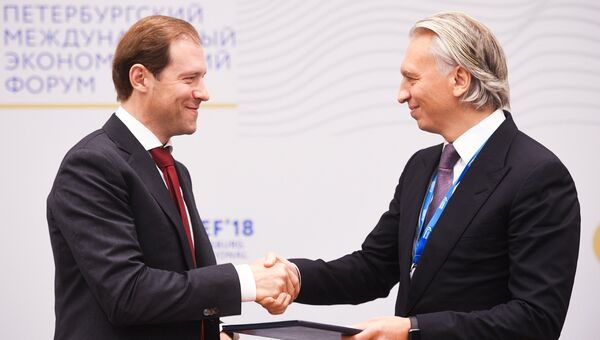 Денис Мантуров и Александр Дюков во время подписания меморандума на Петербургском международном экономическом форуме. 25 мая 2018