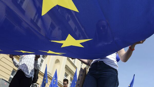 Люди держат флаг ЕС. Архивное фото