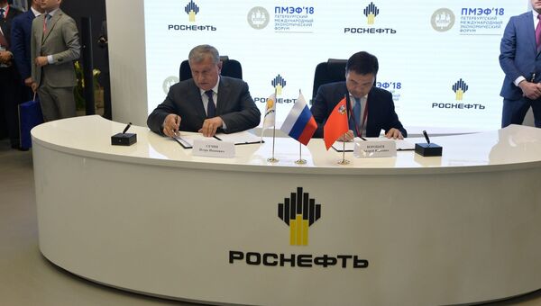 Глава Роснефти Игорь Сечин и губернатор Московской области Андрей Воробьев во время подписания соглашения на ПМЭФ-2018