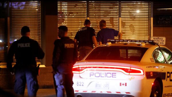 Полиция у ресторана индийской кухни в канадском городе Миссиссога, где произошел взрыв. 25 мая 2018