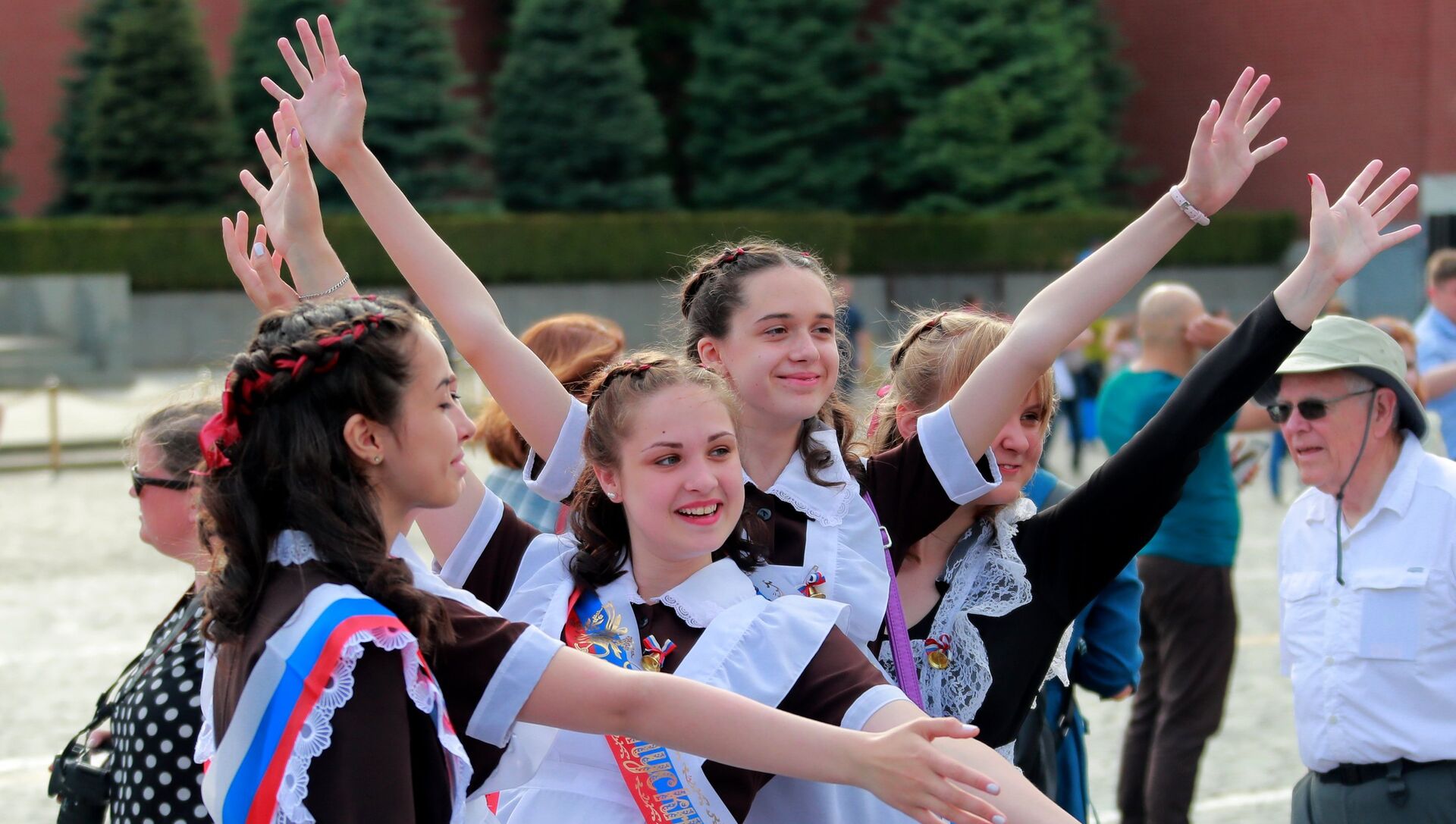 Russian school 2. Выпускники школ России. Старшеклассники выпускники. Школа Старшие классы последний звонок. Школьное образование в России последний звонок.