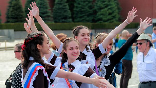 Школьники во время празднования последнего звонка на Красной площади