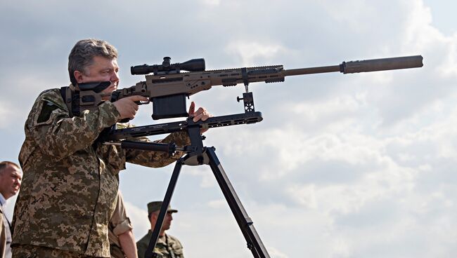 Президент Украины Петр Порошенко со снайперской винтовкой