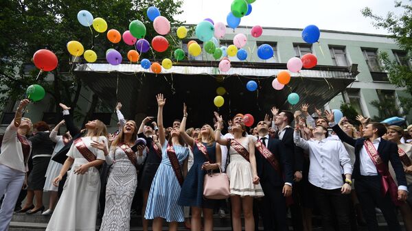 Выпускники ГБОУ Романовская школа № 1240 запускают воздушные шары во время празднования последнего звонка в Москве