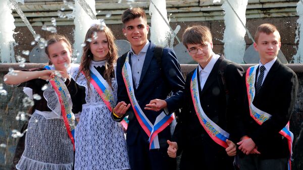 Школьники во время празднования последнего звонка в Москве. Архивное фото