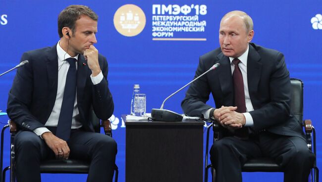 Президент РФ Владимир Путин и президент Франции Эммануэль Макрон на Петербургском международном экономическом форуме. 25 мая 2018